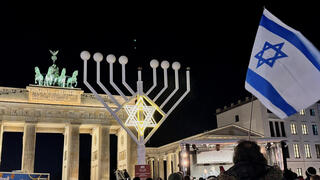 שער ברנדנבורג ברלין גרמניה הדלקת נר ראשון של חנוכה