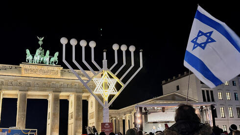 שער ברנדנבורג ברלין גרמניה הדלקת נר ראשון של חנוכה