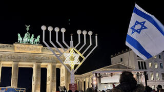 שער ברנדנבורג ברלין גרמניה הדלקת נר ראשון של חנוכה