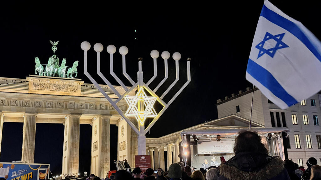 Ханука в Берлине (Фото: AP Photo/Markus Schreiber) שער ברנדנבורג ברלין גרמניה הדלקת נר ראשון של חנוכה