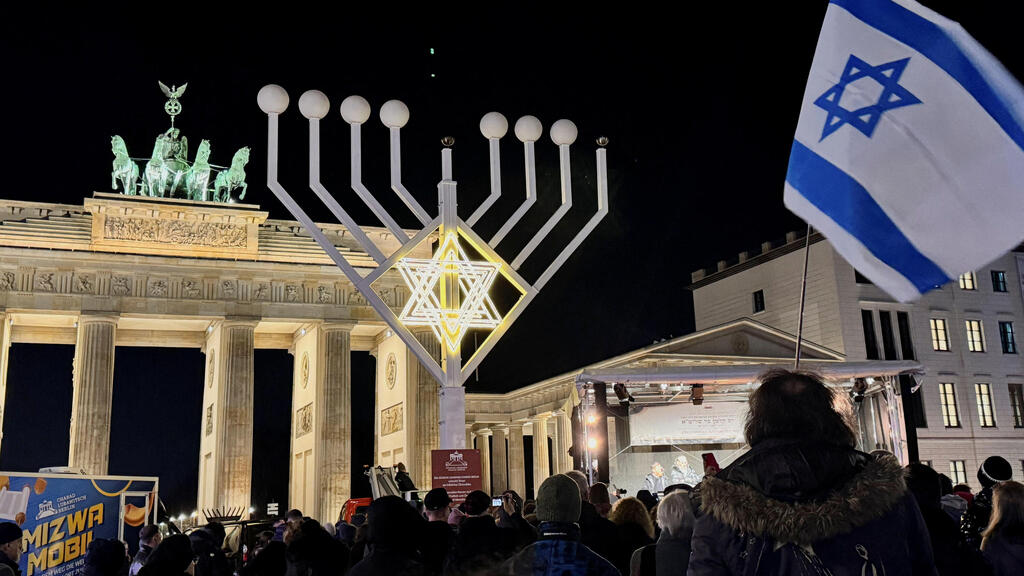 Lighting the first candle at the Brandenburg Gate in Berlin (Photo: AP Photo/Markus Schreiber) שער ברנדנבורג ברלין גרמניה הדלקת נר ראשון של חנוכה