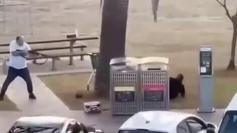 תיעוד: אדם מנטרל לבד את אחד היורים 