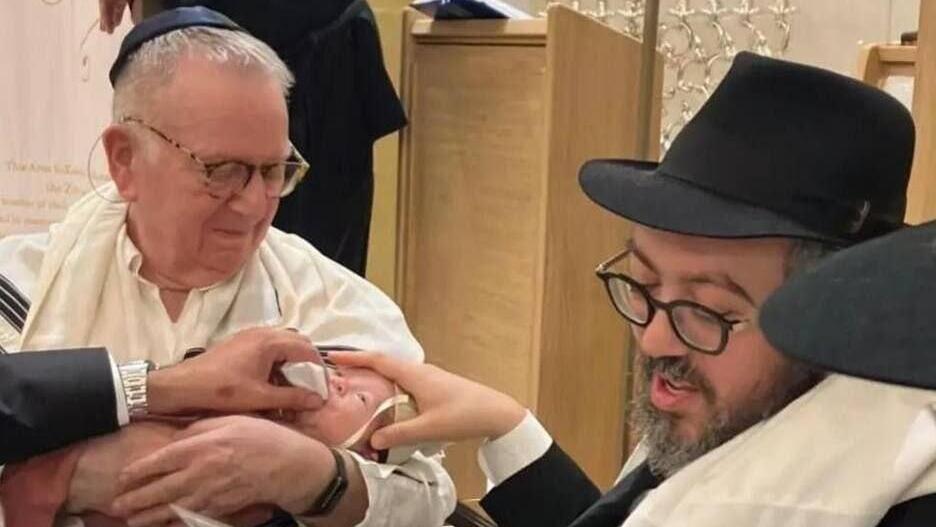 Rabbi Schlanger during the brit milah of his son הרב אלי שלנגר שנרצח בירי ההמוני בסידני