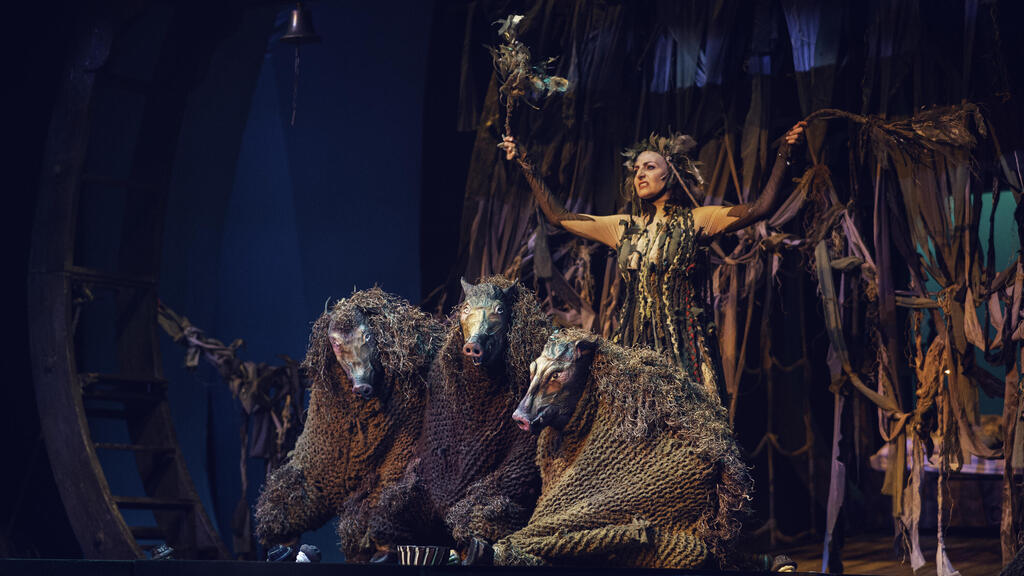 Сцена из спектакля "Странствия Одиссея" 