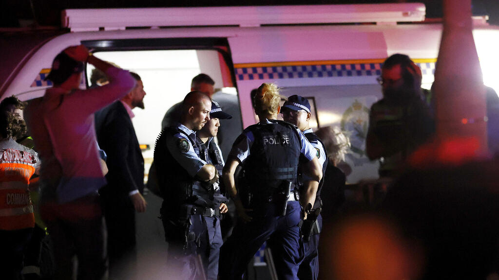 Poilce at the scene of the terror attack in Sydney (Photo: George Chan/Getty Images) פינוי הפצועים בירי ההמוני בבונדיי ביץ' באוסטרליה