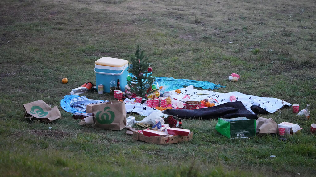 Photo: Mark Baker/ AP פינוי הפצועים בירי ההמוני בבונדיי ביץ' באוסטרליה