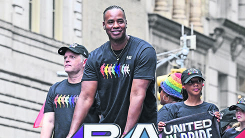 ג'ייסון קולינס במצעד הגאווה בניו יורק ב-2024. "לא הולך לתת לסרטן להרוג אותי בלי לתת פייט רציני"