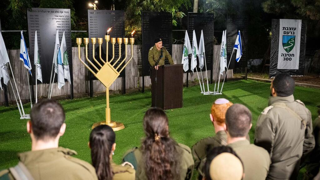 Выступление Эяля Замира в расположени 91-й дивизии и (Фото: пресс-служба ЦАХАЛа) הרמטכ"ל בהדלקת נרות עם לוחמי אוגדה 91