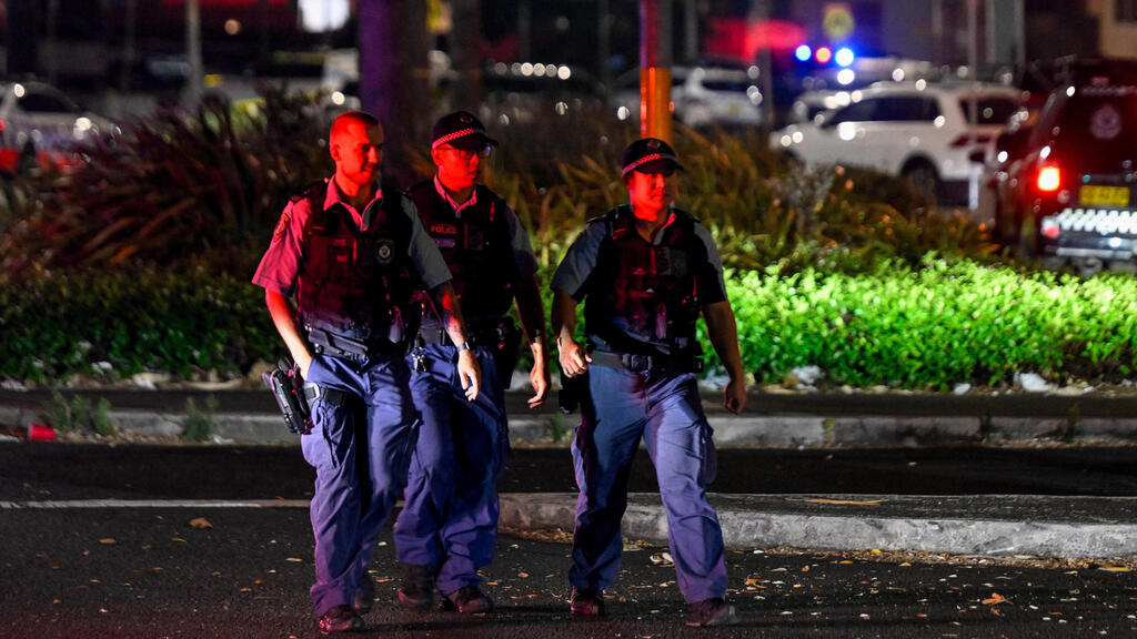 Полиция на месте теракта в Сиднее (Фото: REUTERS/Izhar Khan) פינוי הפצועים בירי ההמוני בבונדיי ביץ' באוסטרליה