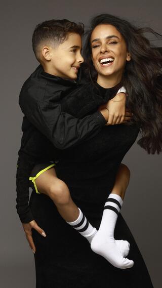 אורטל עמר ובנה תו (צילום: טל עבודי, סגנון: מזל חסון) אורטל עמר ובנה תו