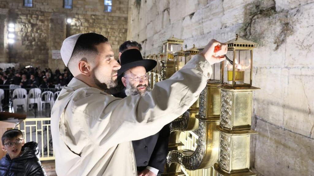 Сегев Кальфон (Фото: Фонд наследия Станы плача) שגב כלפון מדליק נר חנוכה