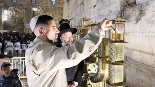 שגב כלפון מדליק נר חנוכה