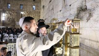 שגב כלפון מדליק נר חנוכה