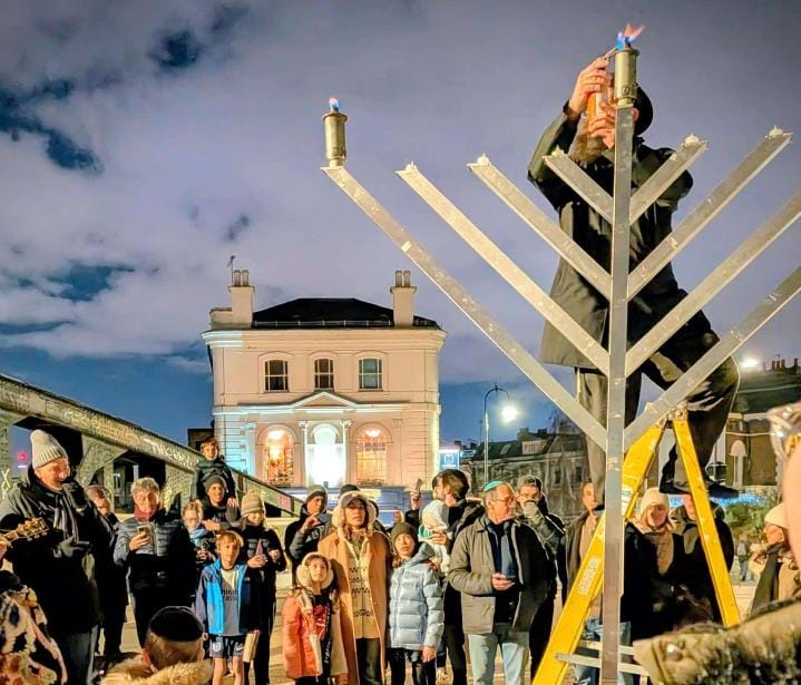 London (Photo: The Jewish community in London) מדליקים נרות חנוכה בלונדון