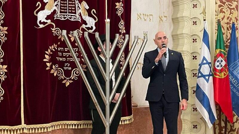 Portugal (Photo: CPJ) מדליקים נרות חנוכה בבית כנסת בליסבון