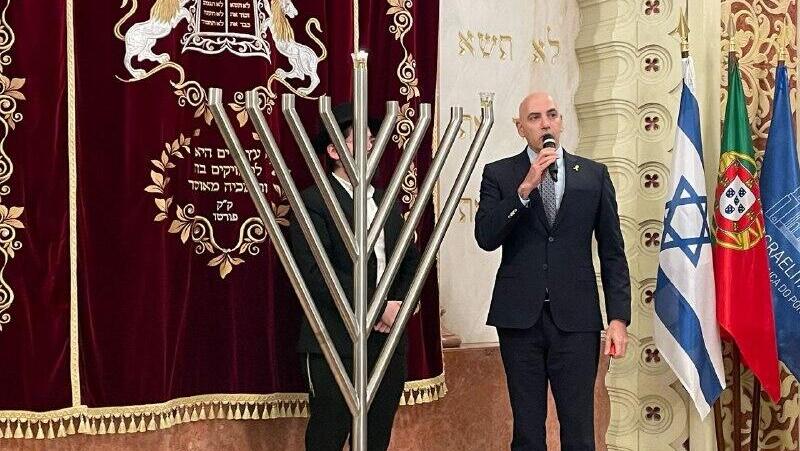 Зажигание ханукального светильника в главной синагоге Лиссабона (Фото: CPJ) מדליקים נרות חנוכה בבית כנסת בליסבון