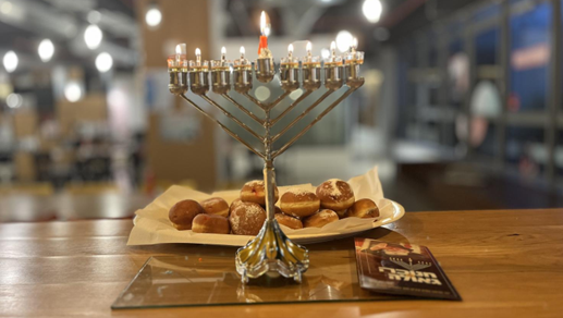 Ханукальные свечи и пончики 