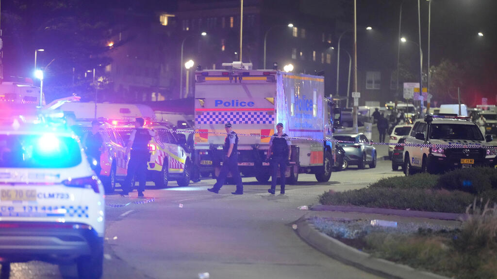 Photo: Mark Baker/ AP פינוי הפצועים בירי ההמוני בבונדיי ביץ' באוסטרליה