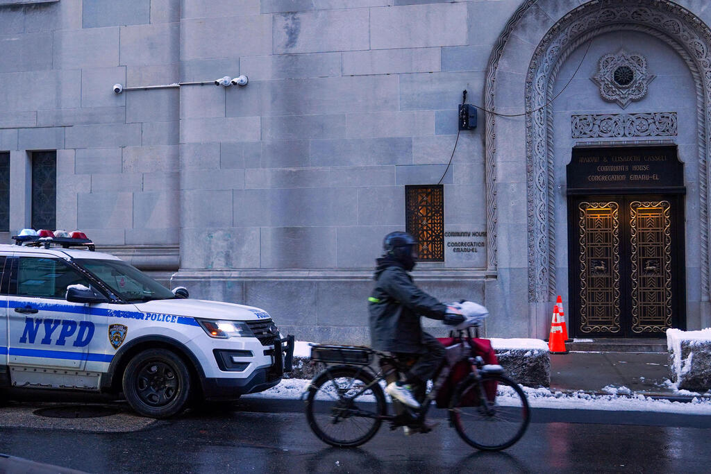 New York police security near synagogue for Hanukkah service (Photo: RYAN MURPHY / GETTY IMAGES NORTH AMERICA / AFP) ניו יורק משטרה אבטחה בית כנסת חנוכה