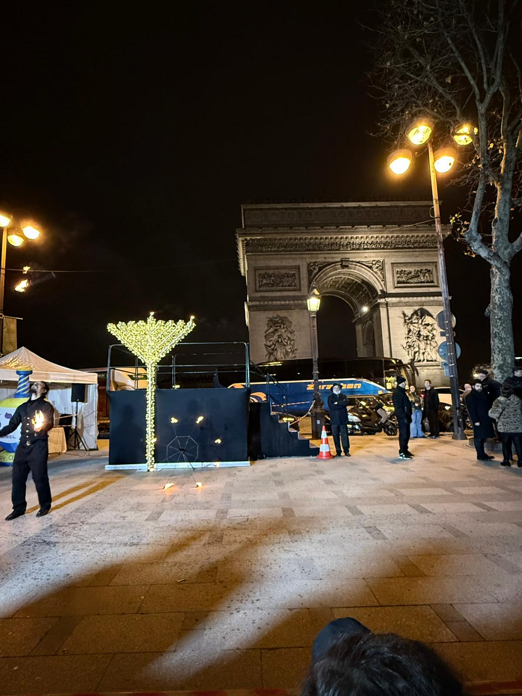 Paris (צילום: הקהילה היהודית בפריז) מדליקים נרות חנוכה ליד שער הניצחון בפריז