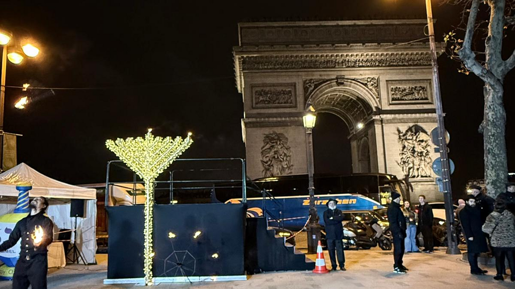The Arc de Triomphe in Paris (Photo: The Jewish community in Paris) מדליקים נרות חנוכה ליד שער הניצחון בפריז