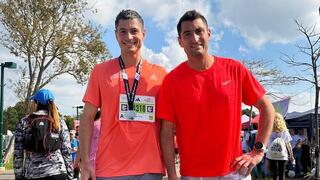 התמונה המשותפת האחרונה. אייל אשכר (משמאל) עם אחיו אור, עשרה ימים לפני מותו של אור