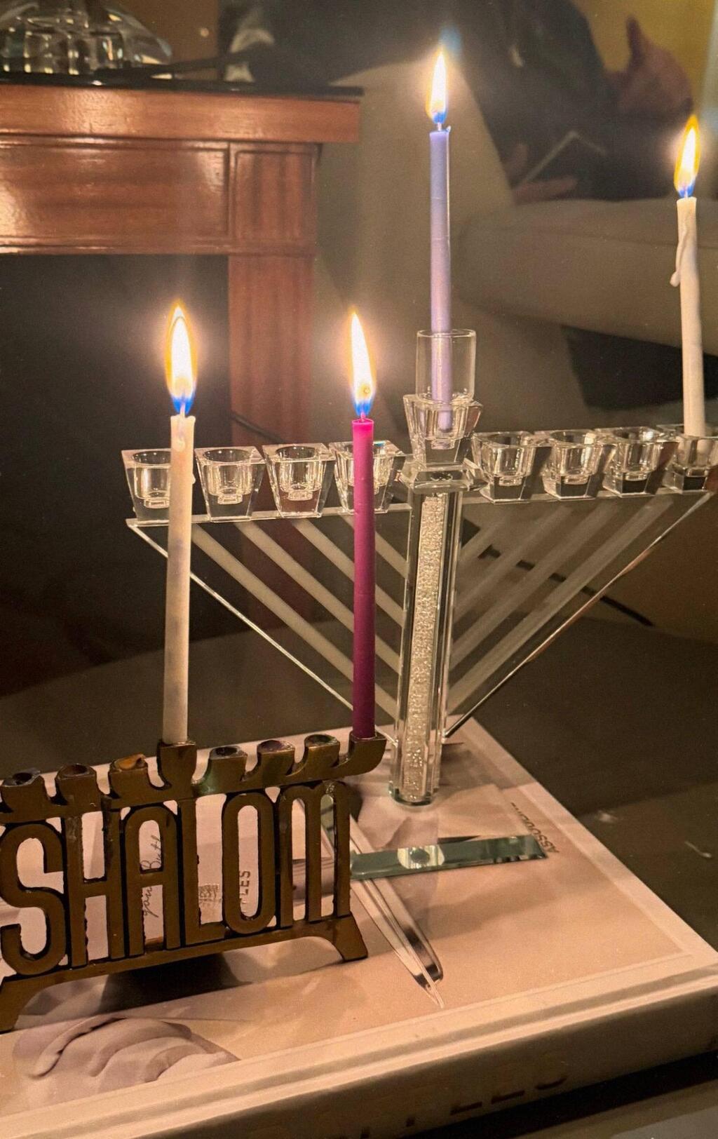 שלומית מלכה מדליקה נרות בניכר (צילום מסך) חנוכה 2025