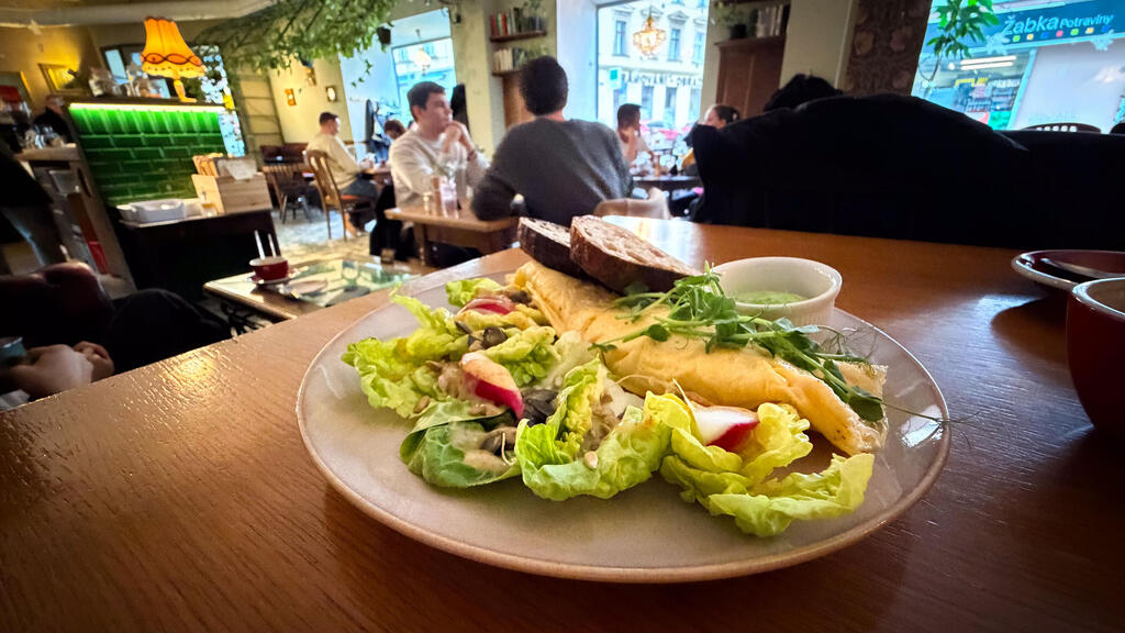A cozy café. The Flat Café (Photo: Roy Elman) בית קפה בפראג