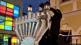 הדלקת נר שני של חנוכה בחנוכיית הקרח בסיביר