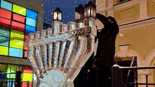 הדלקת נר שני של חנוכה בחנוכיית הקרח בסיביר