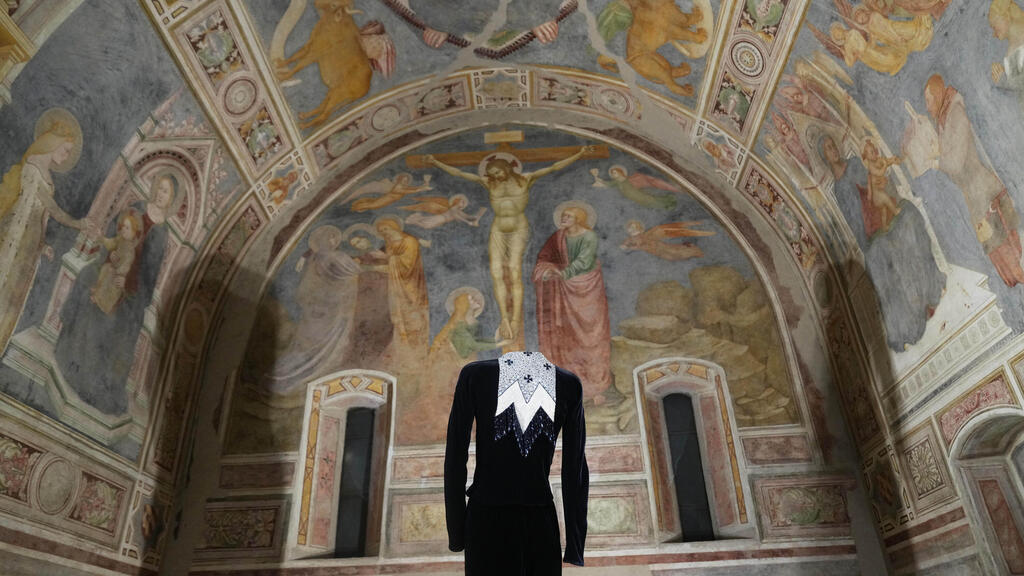 The exhibition 'Giorgio Armani. Milan, From Love' (Photo: AP Photo/Antonio Calanni) התערוכה "ג'ורג'יו ארמאני. מילאנו, מאהבה"