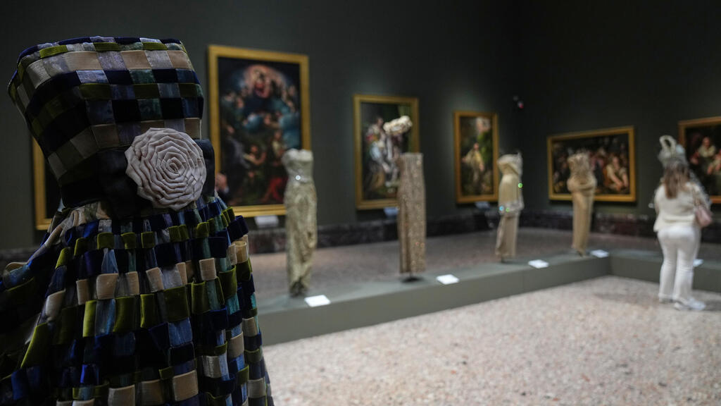 The exhibition 'Giorgio Armani. Milan, From Love' (Photo: AP Photo/Antonio Calanni) התערוכה "ג'ורג'יו ארמאני. מילאנו, מאהבה"