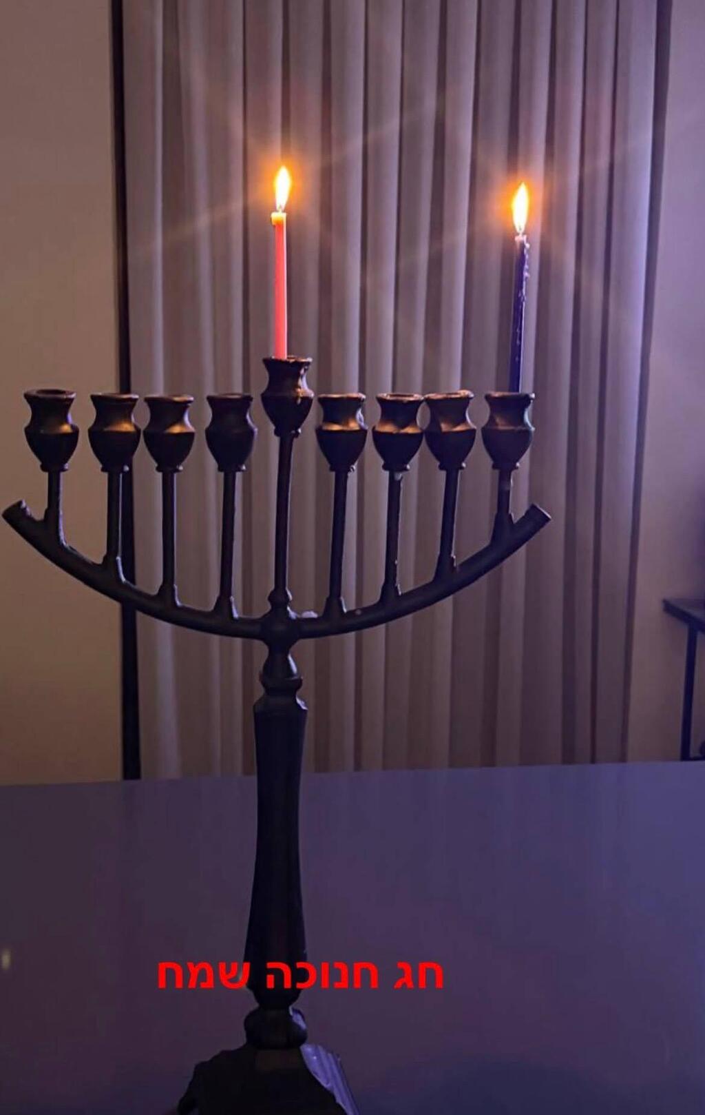 החנוכייה של אופירה אסייג (צילום מסך) חנוכה 2025