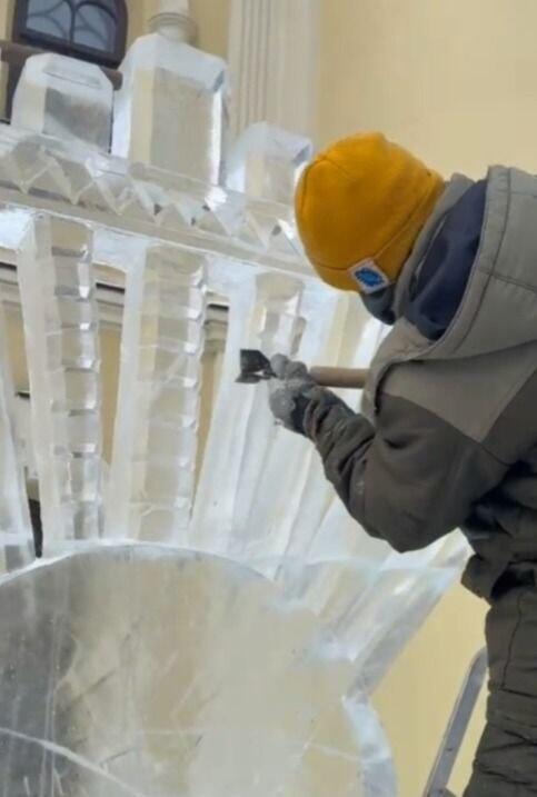 Photo: The Jewish community in Tomsk פיסול חנוכיית הקרח בסיביר