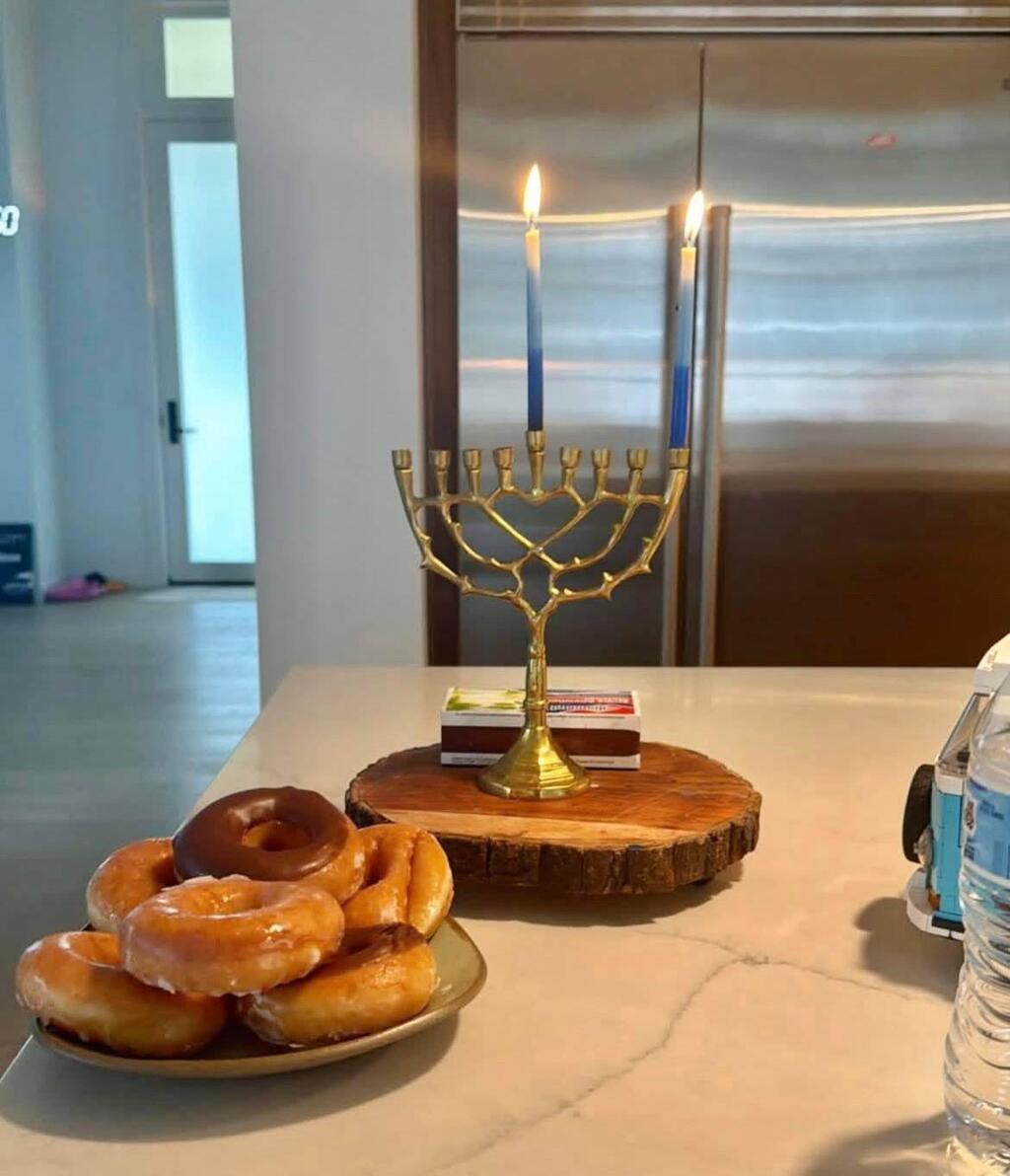 מצלם מהגובה. דני אבדיה (צילום מסך) חנוכה 2025