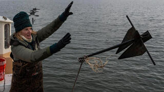 כוכבת ה-WNBA לשעבר סו וויקס משליכה מלכודת צדפות מסירת הדיג שלה