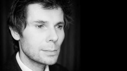 ליונל באייר, במאי הסרט "הבית הבטוח"