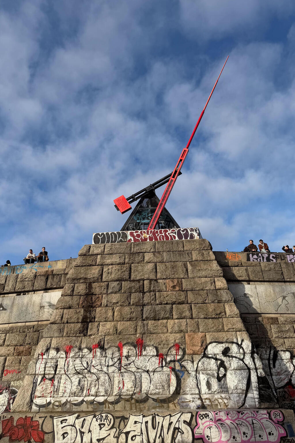 The giant metronome 'Time Machine' (Photo: Roy Elman) המטרונום בפארק לטנה