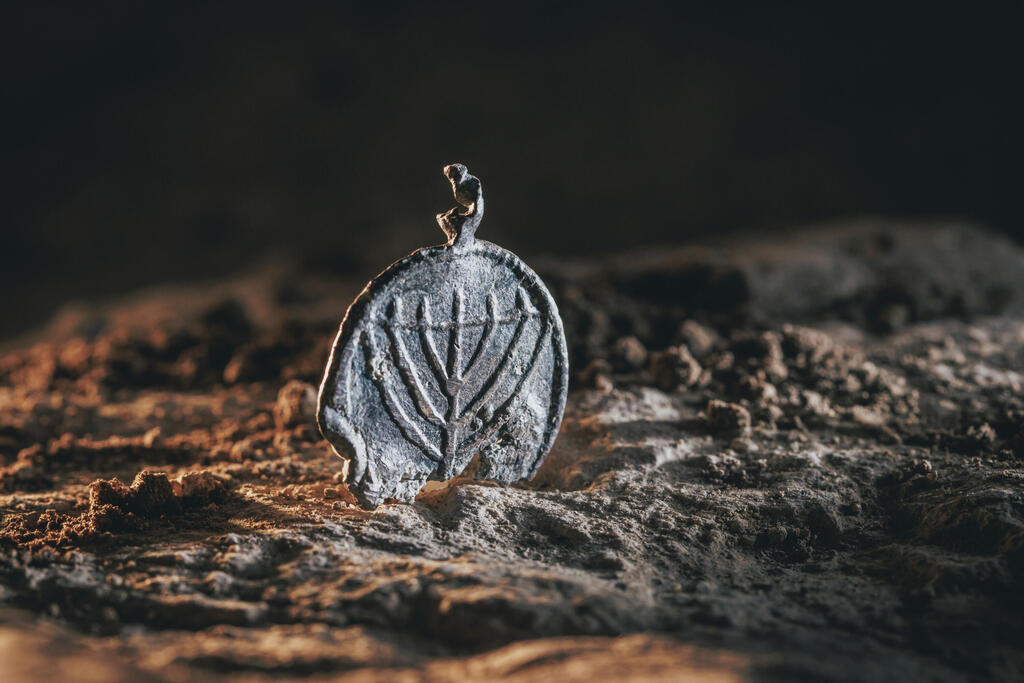 Photo: Eliyahu Yanai, City of David התליון עשוי מ-99% עופרת