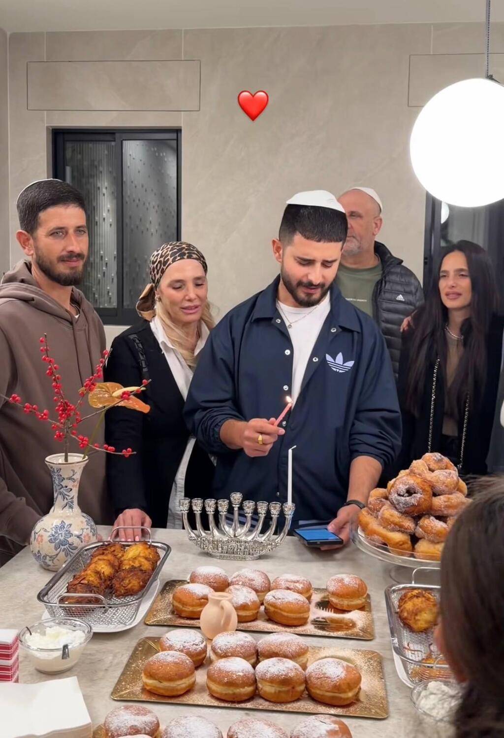 לצד המשפחה. עדן חסון מברך (צילום מסך) חנוכה 2025