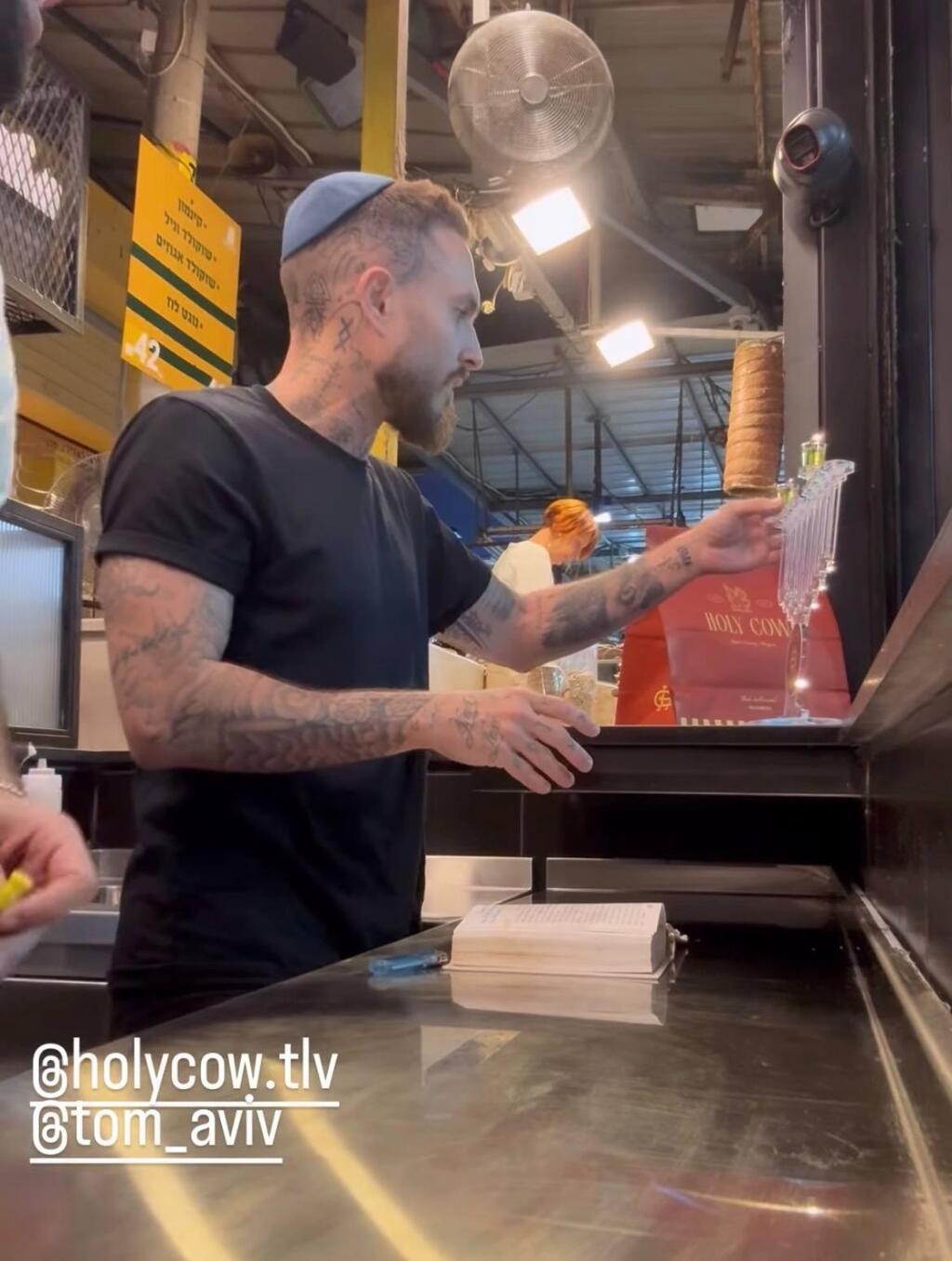מדליק חנוכיה במסעדה. טום אביב (צילום מסך) חנוכה 2025