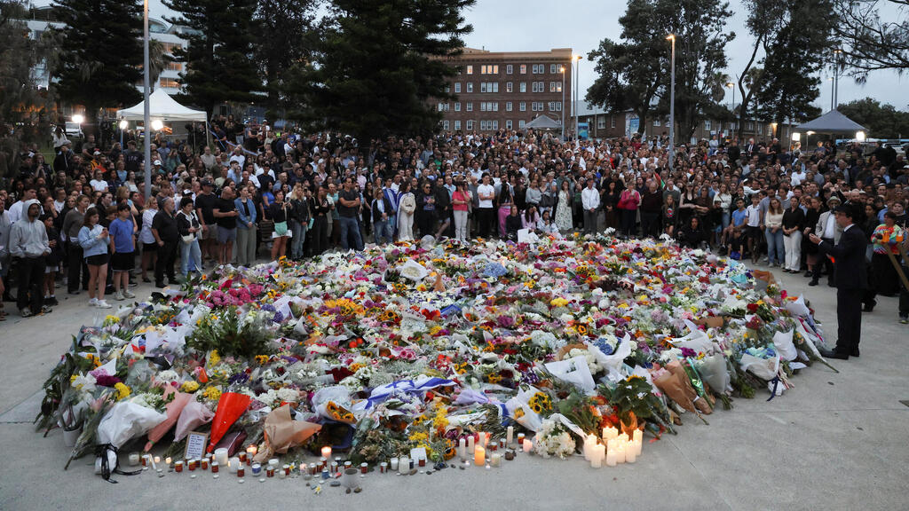 Bondi Beach a day after the massacre (Photo: Hollie Adams/ Reuters) סידני חוף בונדיי יום אחרי הטבח