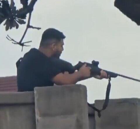 Террорист ведет огонь на пляже Бонди (Фото: Публикуется в соответствии с п. 27 алеф Закона об авторских правах) תיעוד הירי של המחבל בבונדיי ביץ'