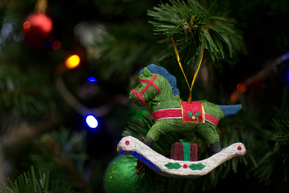 Подвесьте на елку символ нового года (Фото: shutterstock) Подвесьте на елку символ нового года