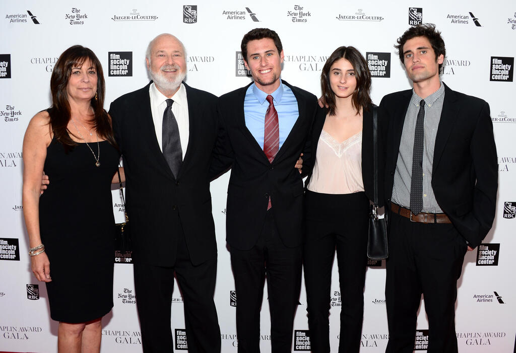 Rob Reiner and his wife, Michele, with their children — Nick (right), Romy and Jake (Photo: Michael Loccisano/Getty Images) רוב ריינר ואשתו מישל סינגר ריינר, לצד ילדיהם - ניק (מימין), רומי וג'ייק