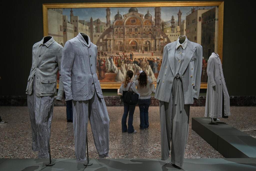 The exhibition 'Giorgio Armani. Milan, From Love' (Photo: AP Photo/Antonio Calanni) התערוכה "ג'ורג'יו ארמאני. מילאנו, מאהבה"