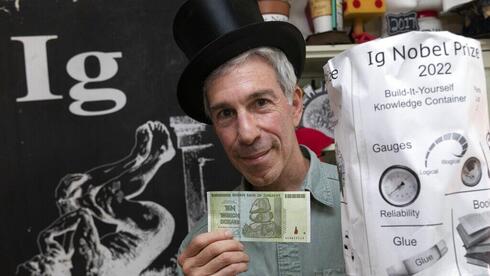 מארק אברהמס, מייסד פרס איג נובל, עם הפרס הכספי בסך 10 טריליון דולר זימבבואי