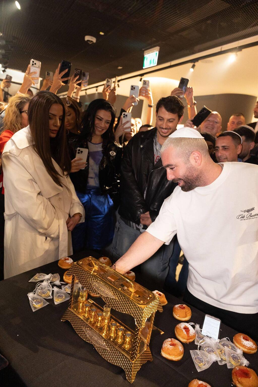 מאוחורי הקלעים של נקסט. עומר אדם, נינט טייב, נסרין, ולירן דנינו (צילום מסך) חנוכה 2025