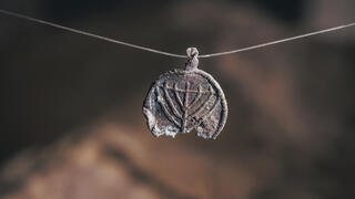 התליון שהתגלה בחפירות