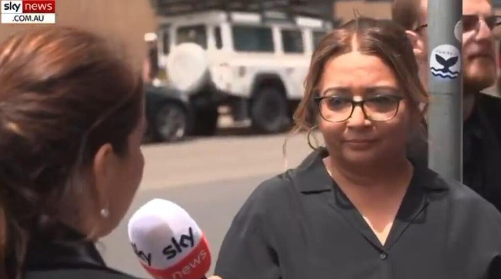 Faruqi speaks to Sky News at the scene אוסטרליה סידני טבח חנוכה חברת פרלמנט מהרין פארוקי קריאות תתביישי דם על ידייך